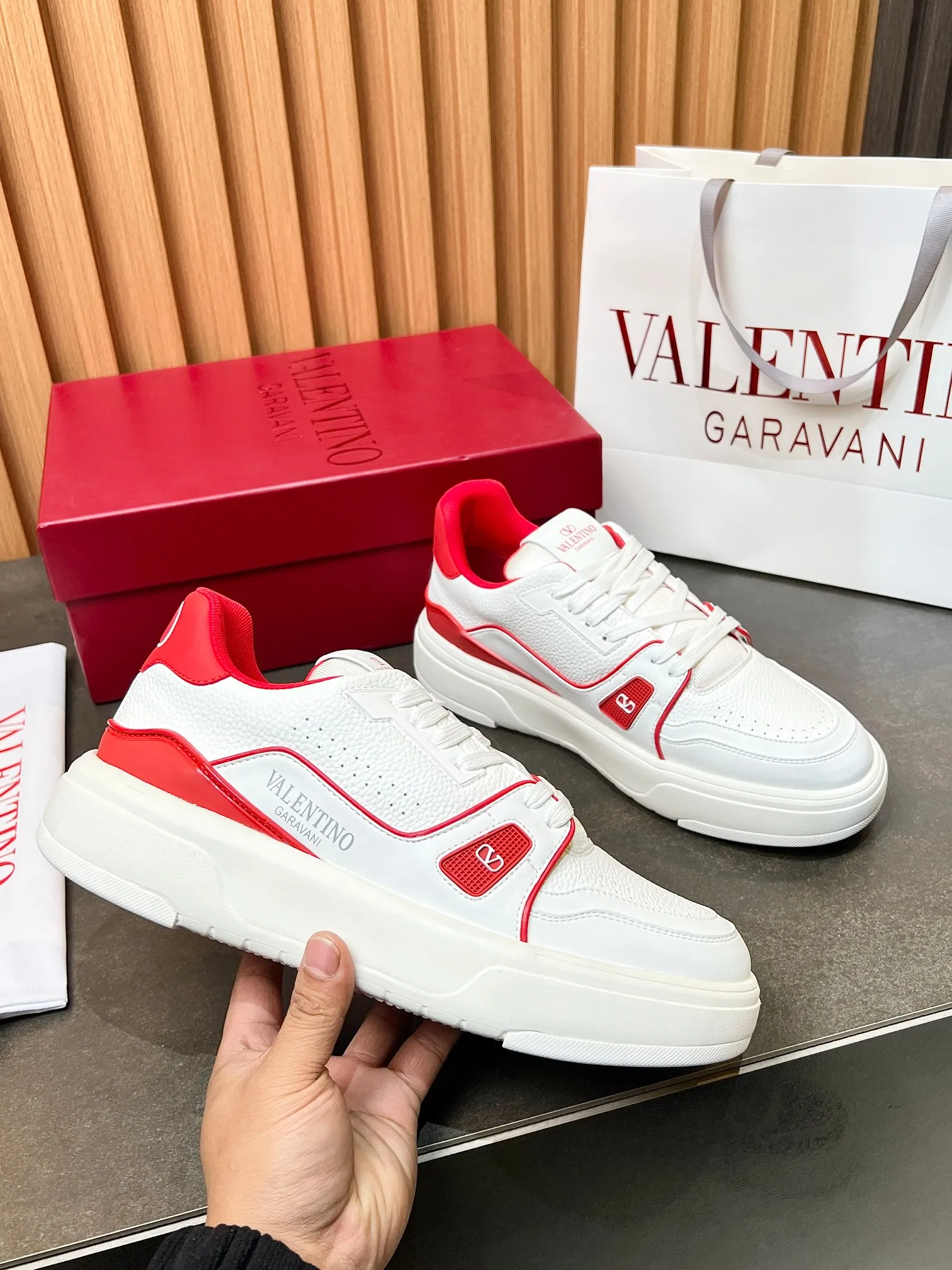 👟👟Ex-factory price 680👟👟 𝑽𝒂𝒍𝒆𝒏𝒕𝒊𝒏𝒐Valentino 𝑶𝒏𝒆𝑺𝒕𝒖𝒅 Couple's sneaker series Valentino 2025 latest couple's sneakers same style for celebrities Hot sale. The original ZP was purchased and dismantled. Repeated printing and modification. Trying to restore the original version 1:1! Top luxury masterpiece, soft and comfortable, combining fashion and leisure, bringing excellent and elegant texture and excellent on-foot comfort. Top purchasing version upper: imported calfskin surface/original oil edge craftsmanship. Lining: water-dyed cowhide lining. Outsole: original development 𝐓𝐏𝐔 two-color combination outsole. Packaging: original configuration complete package. Code number: 34-44